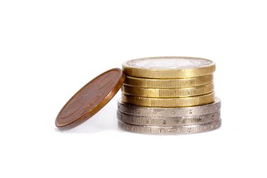 beyaz zemin üzerinde metal para izole sikke yığını