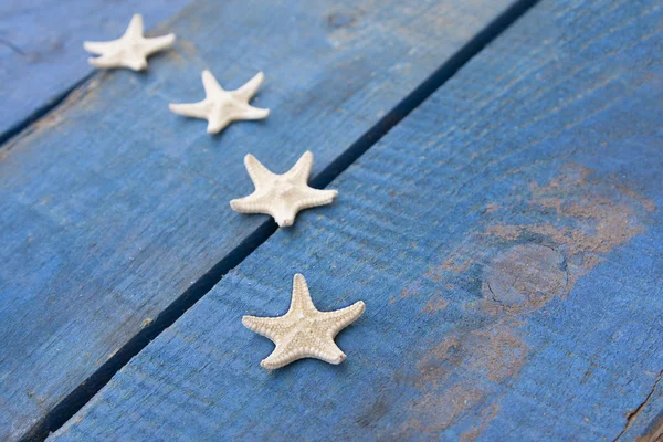 Estrela-do-mar em madeira azul — Fotografia de Stock