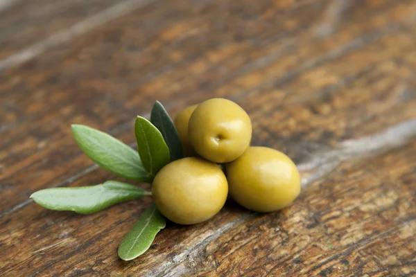Оливки и маслины — стоковое фото