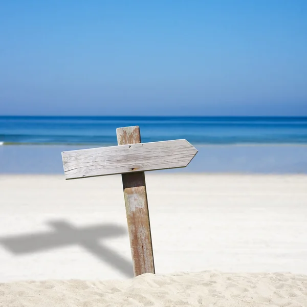 海滩上的木制标志 — 图库照片