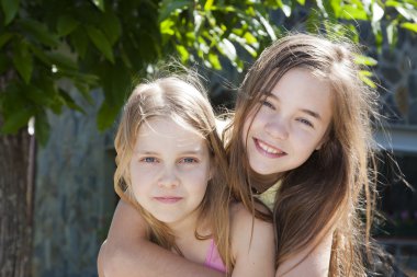 Genç kızlar sarılıyor.