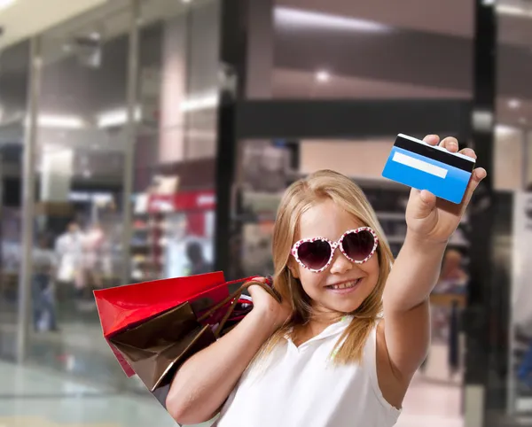 Chica de compras en el centro comercial — Foto de Stock