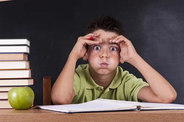 Niño en la junta escolar — Foto de Stock