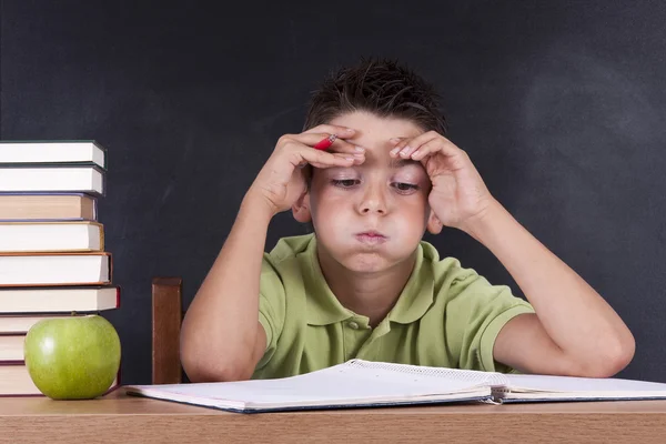 Kind in de school van bestuur — Stockfoto