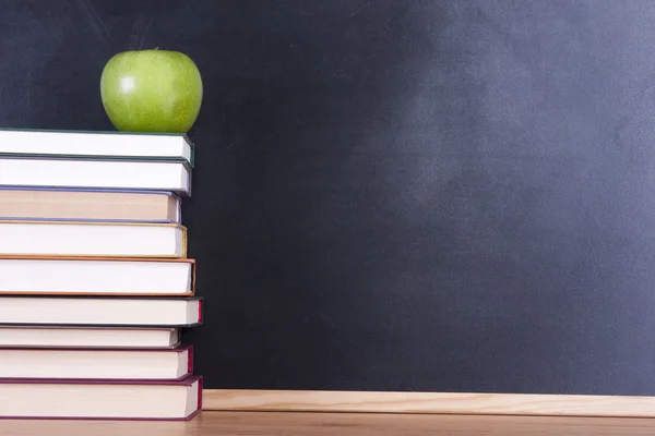 Manzana encima de los libros apilados —  Fotos de Stock