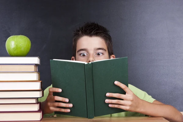 Bambino nel consiglio scolastico — Foto Stock