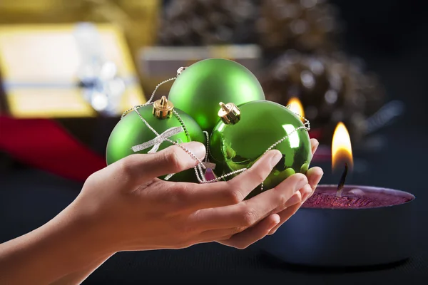 Noel topları ile el — Stok fotoğraf