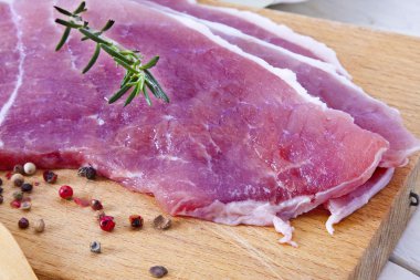 Beyaz arkaplanda izole edilmiş et