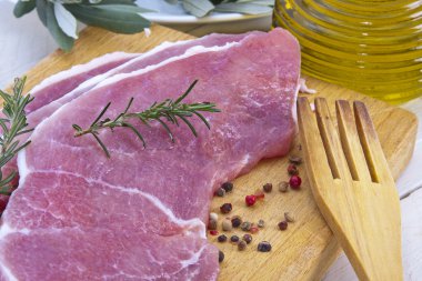 Beyaz arkaplanda izole edilmiş et