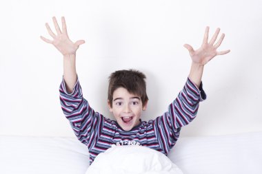 boy gülümseyerek uyanmak ve tebrik yatakta