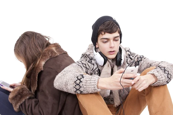 青少年与移动电话聊天 — 图库照片