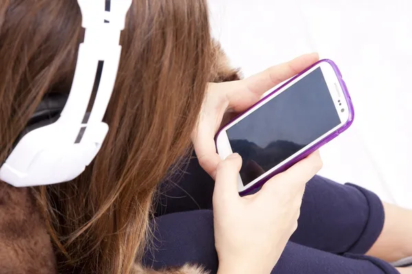 Jóvenes charlando con el teléfono — Foto de Stock