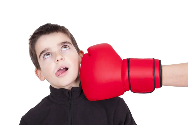 Jovem menino chegando socado com boxe luva — Fotografia de Stock