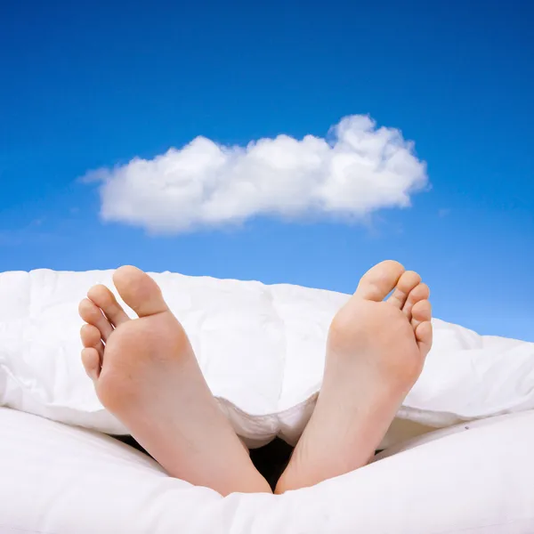 Two bare feet resting in bed happy — Stock Photo, Image