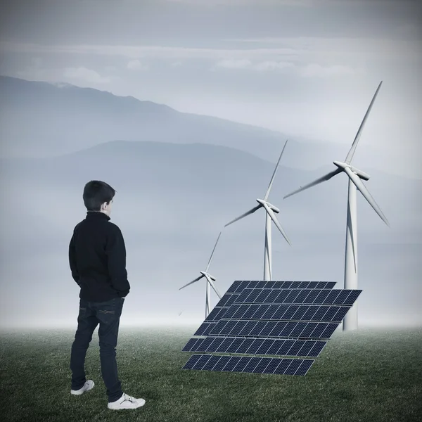 Mujer joven mirando el paisaje de la industria de las energías renovables — Foto de Stock
