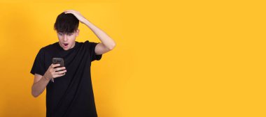 Yalnız genç bir çocuk cep telefonuna bakarken şaşırdı.