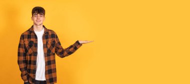 boşluğu gösteren izole öğrenci