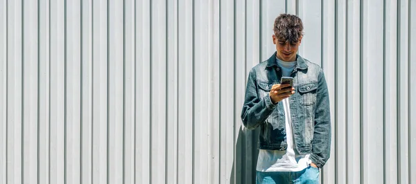 Tonårspojken Lutar Sig Mot Gatuväggen Med Mobiltelefon — Stockfoto