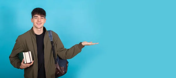 Estudiante Adolescente Con Libros Mochila Aislado Apuntando Fondo — Foto de Stock