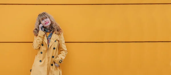 Femme Dans Rue Avec Téléphone Portable Mur Jaune — Photo