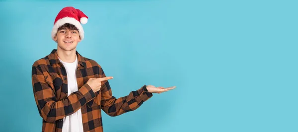 Jeune Homme Avec Santa Claus Chapeau Isolé Sur Fond Bleu — Photo