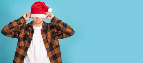 Isolado Menino Com Santa Claus Natal Chapéu Estressado Sobrecarregado — Fotografia de Stock