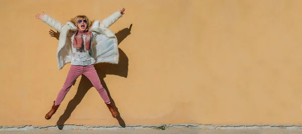 Прыгающая Женщина Изолирована Стене — стоковое фото