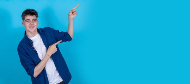 boşluğu gösteren izole öğrenci