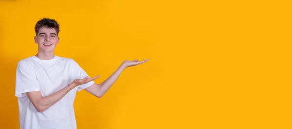 Isolado Adolescente Menino Apontando Para Espaço — Fotografia de Stock