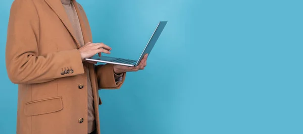 Руки Людини Пальто Друкуючи Ноутбуці Ізольовані Фоні — стокове фото