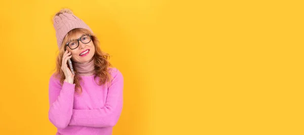 Donna Isolata Sullo Sfondo Indossando Vestiti Invernali Parlando Sul Cellulare — Foto Stock