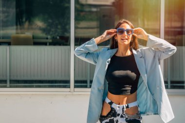 Sokakta güneş gözlüklü şehir kızı