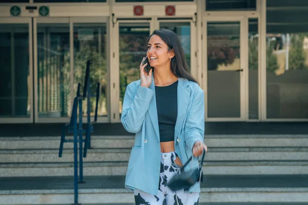 Mujer Caminando Calle Hablando Por Teléfono Móvil —  Fotos de Stock