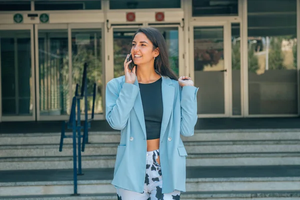 Sokakta Yürüyen Bir Kadın Cep Telefonuyla Konuşuyor — Stok fotoğraf