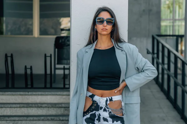 Menina Urbana Com Óculos Sol Rua — Fotografia de Stock