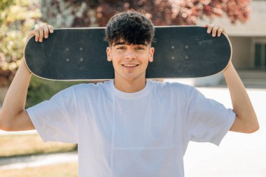 Kaykaylı genç bir çocuğun portresi