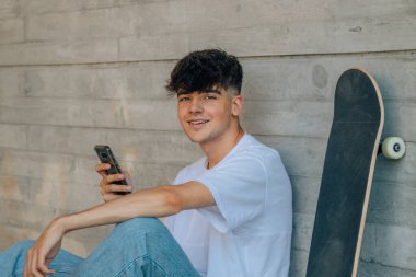 Sokaktaki genç çocuk cep telefonu.