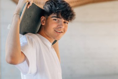 Dışarıda kaykaylı genç bir çocuk.