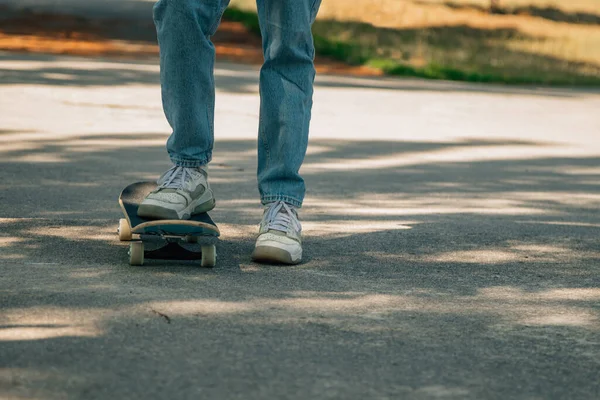 Close Pés Com Skate — Fotografia de Stock