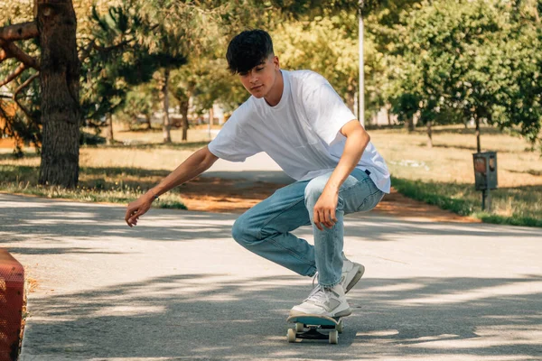 Έφηβος Αγόρι Skateboard Στο Δρόμο — Φωτογραφία Αρχείου