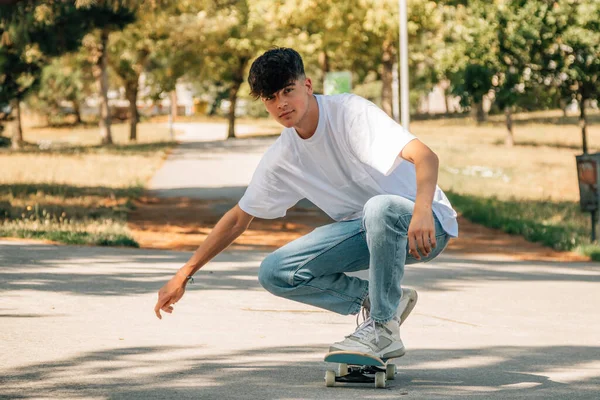 Tonårspojke Med Skateboard Gatan — Stockfoto