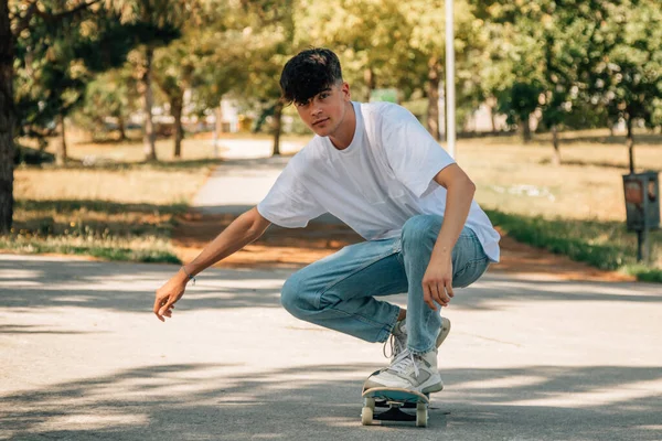 Tiener Jongen Met Skateboard Straat — Stockfoto