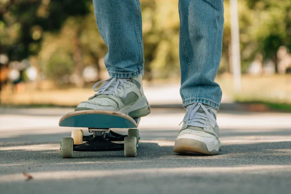 Nahaufnahme Von Füßen Mit Skateboard — Stockfoto