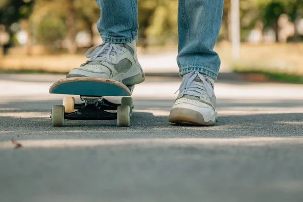 Primer Plano Los Pies Con Monopatín — Foto de Stock