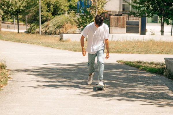 Jovem Adolescente Menino Rua Patinação Com Skate — Fotografia de Stock