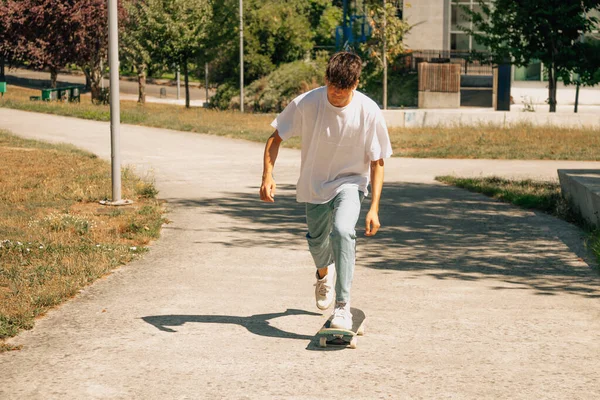 Jugendlicher Junge Auf Der Straße Skatet Mit Skateboard — Stockfoto