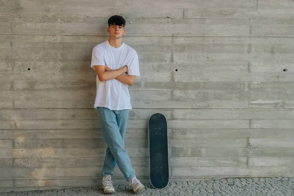 Tonåring Pojke Med Skateboard Väggen Med Kopieringsutrymme — Stockfoto