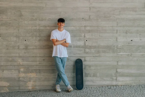 Teen Chlapec Skateboardem Zdi Kopírovacím Prostorem — Stock fotografie