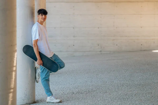 Adolescente Con Monopatín Calle — Foto de Stock