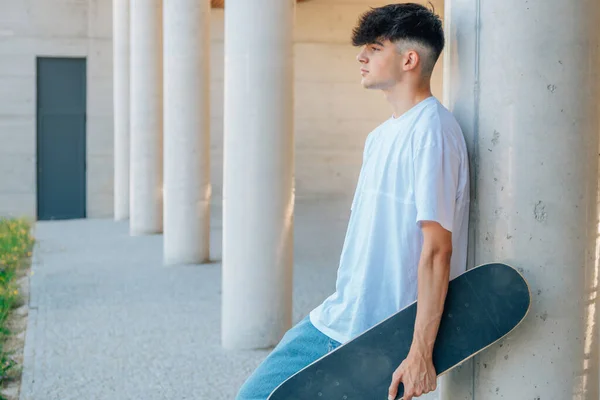 Tiener Jongen Met Skateboard Buiten — Stockfoto